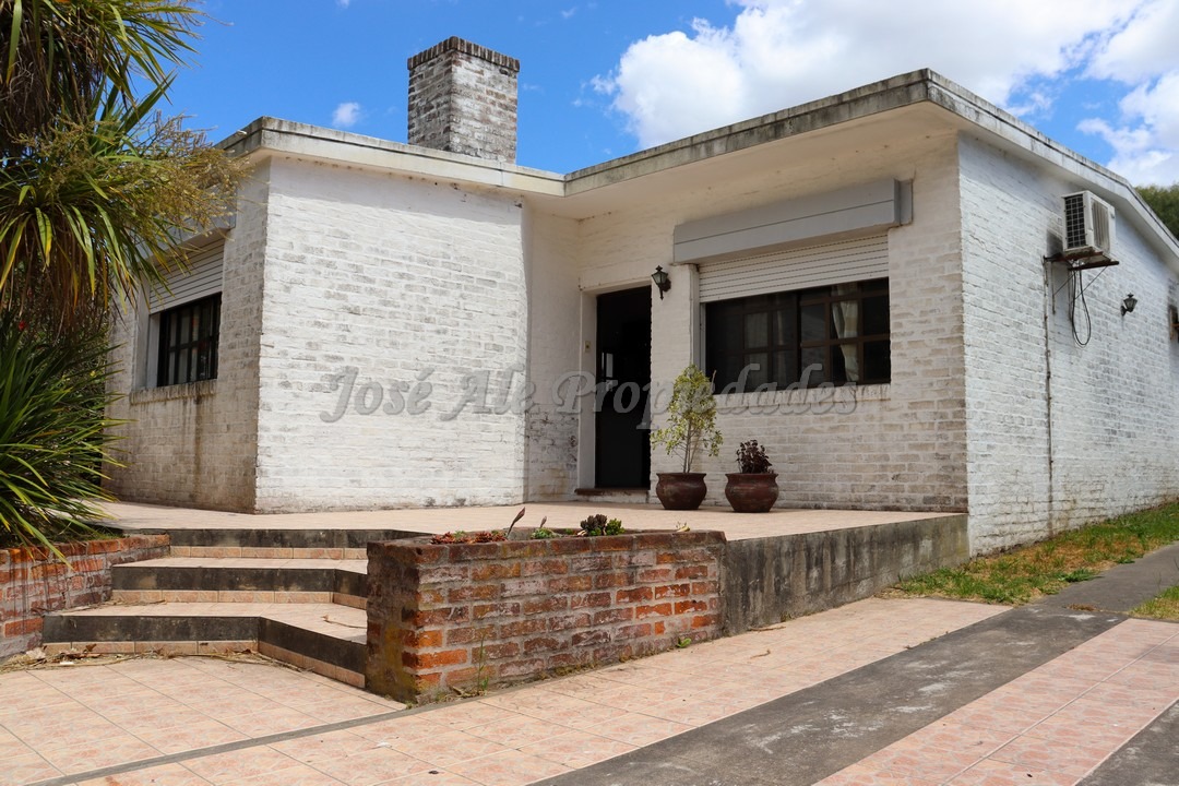 Imagen 1 de Linda casa ubicada en zona tranquila y balnearia, a solo 2 cuadras de Rambla y playas de Colonia.