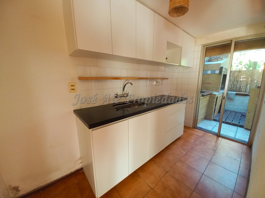 Imagen 8 de Cómoda vivienda ubicada en complejo en calle Zitarrosa.