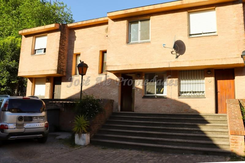 Cómoda vivienda ubicada en complejo en calle Zitarrosa.