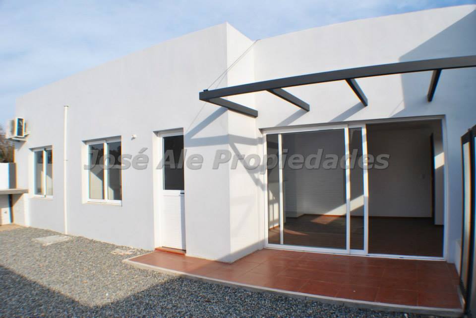 Imagen 10 de Casa en complejo Real de San Carlos, ubicada a pasos de la plaza de toros y de todos los servicio. Se encuentra a 250 mts aprox. de Rambla y playas de Colonia del Sacramento.