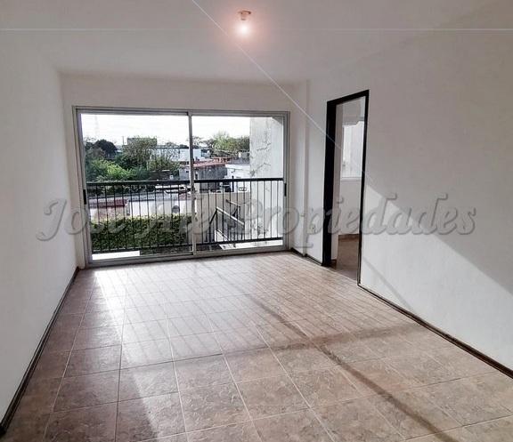 Espectacular departamento de grandes dimensiones con ambientes amplios y luminosos.