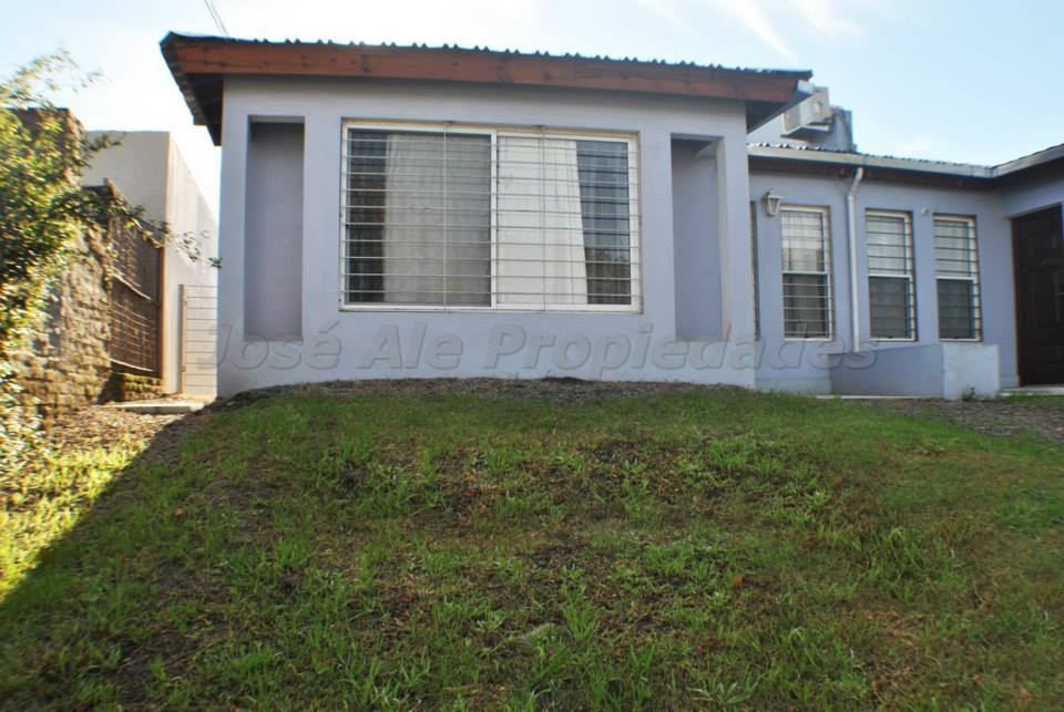 Imagen 1 de Linda propiedad a metros de Plaza de Toros, sobre calle Río de la Plata, hermosa zona con todos los servicios, y a corta distancia de Rambla y playas de Colonia del Sacramento.