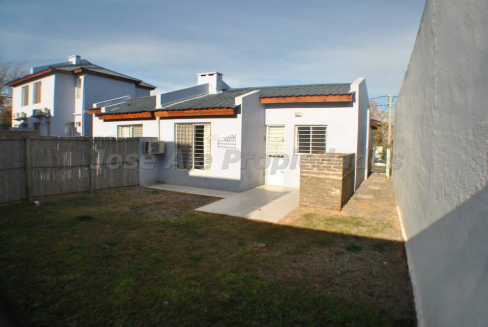 Imagen 10 de Linda propiedad a metros de Plaza de Toros, sobre calle Río de la Plata, hermosa zona con todos los servicios, y a corta distancia de Rambla y playas de Colonia del Sacramento.