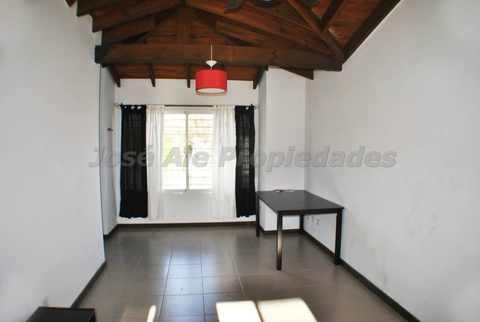 Imagen 2 de Linda propiedad a metros de Plaza de Toros, sobre calle Río de la Plata, hermosa zona con todos los servicios, y a corta distancia de Rambla y playas de Colonia del Sacramento.