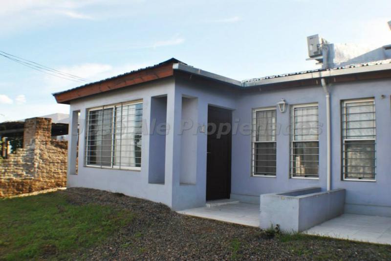 Linda propiedad a metros de Plaza de Toros, sobre calle Río de la Plata, hermosa zona con todos los servicios, y a corta distancia de Rambla y playas de Colonia del Sacramento.