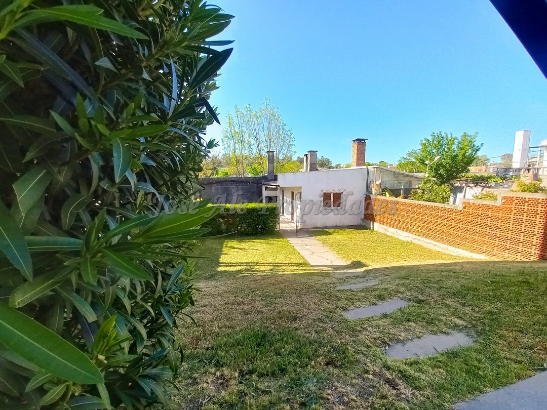 Imagen 10 de Casa de sólida construcción y techo de plancha, ubicada próxima a las dos avenidas y a metros de la rambla costanera de Colonia.