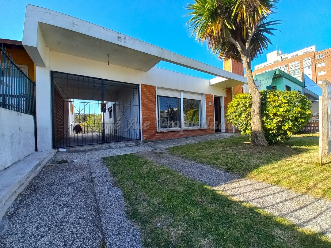 Imagen 2 de Casa de sólida construcción y techo de plancha, ubicada próxima a las dos avenidas y a metros de la rambla costanera de Colonia.