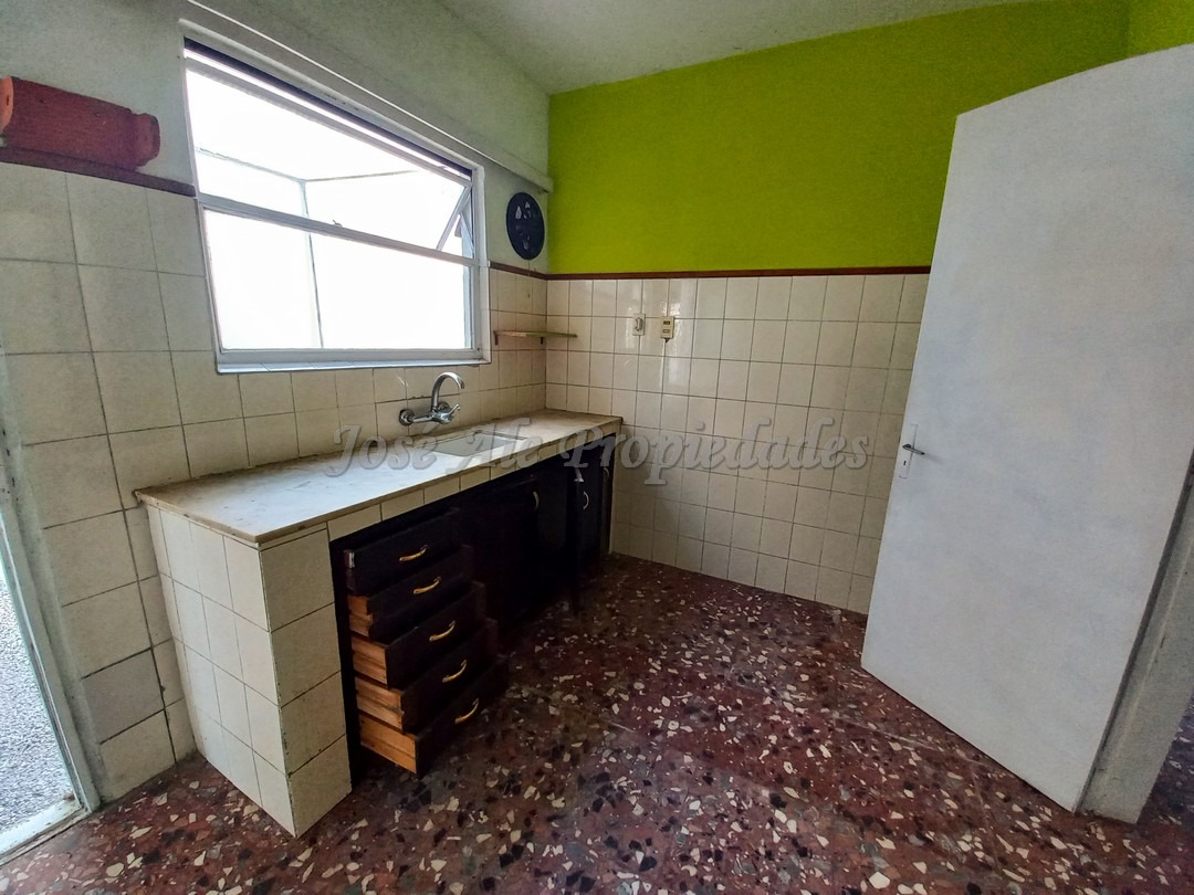 Imagen 4 de Casa de sólida construcción y techo de plancha, ubicada próxima a las dos avenidas y a metros de la rambla costanera de Colonia.