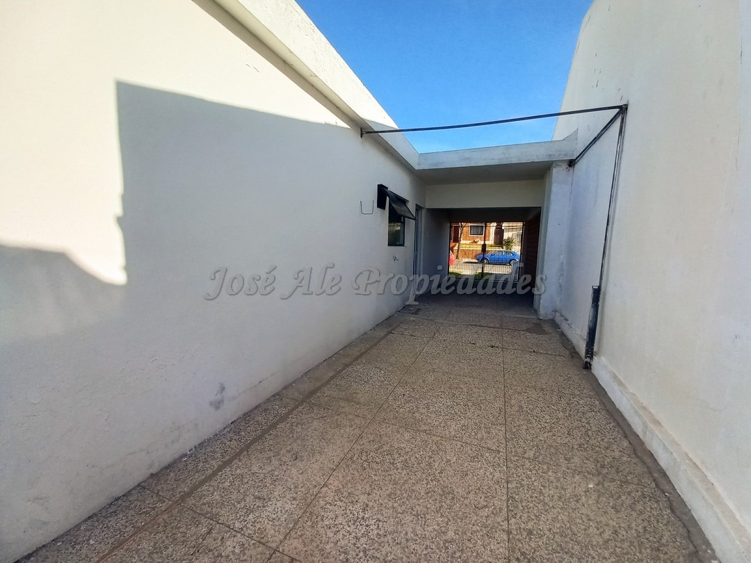 Imagen 8 de Casa de sólida construcción y techo de plancha, ubicada próxima a las dos avenidas y a metros de la rambla costanera de Colonia.