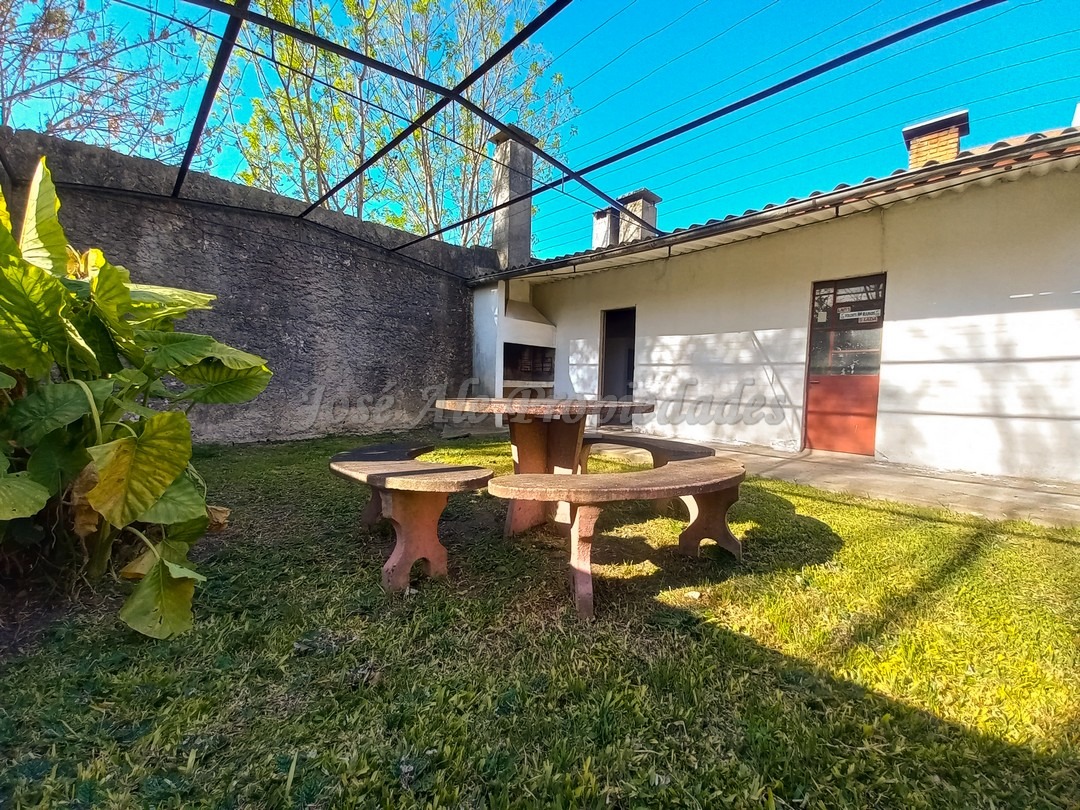 Imagen 9 de Casa de sólida construcción y techo de plancha, ubicada próxima a las dos avenidas y a metros de la rambla costanera de Colonia.