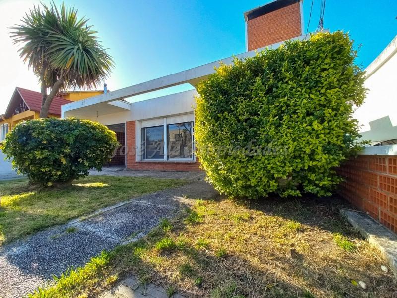 Casa de sólida construcción y techo de plancha, ubicada próxima a las dos avenidas y a metros de la rambla costanera de Colonia.