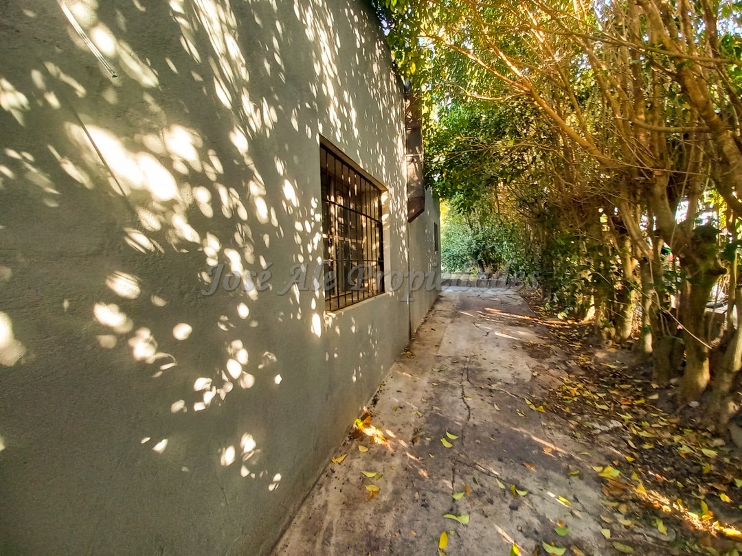 Imagen 1 de Se encuentra ubicada en calle At. Sierra a 150 mts de Luis Alberto de Herrera, con servicios próximos.