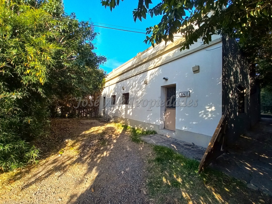 Imagen 3 de Se encuentra ubicada en calle At. Sierra a 150 mts de Luis Alberto de Herrera, con servicios próximos.