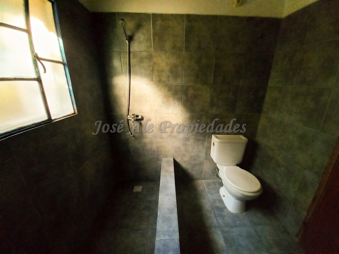 Imagen 9 de Se encuentra ubicada en calle At. Sierra a 150 mts de Luis Alberto de Herrera, con servicios próximos.