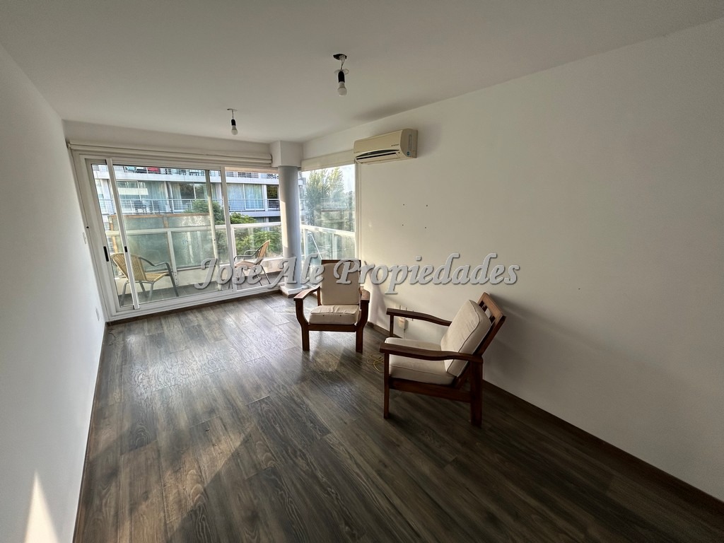 Imagen 4 de Hermoso departamento, a solo metros de Rambla Costanera, zona residencial.