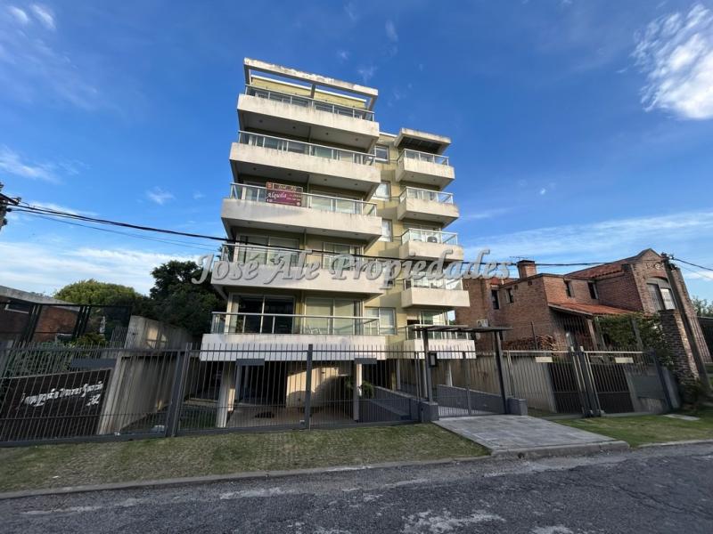 Hermoso departamento, a solo metros de Rambla Costanera, zona residencial.