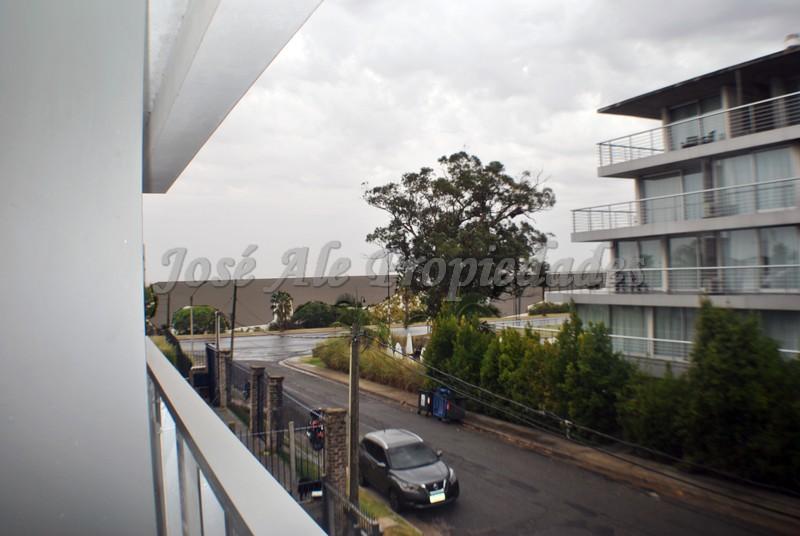 EN ALQUILER Hermoso departamento, a solo metros de Rambla Costanera, zona residencial.