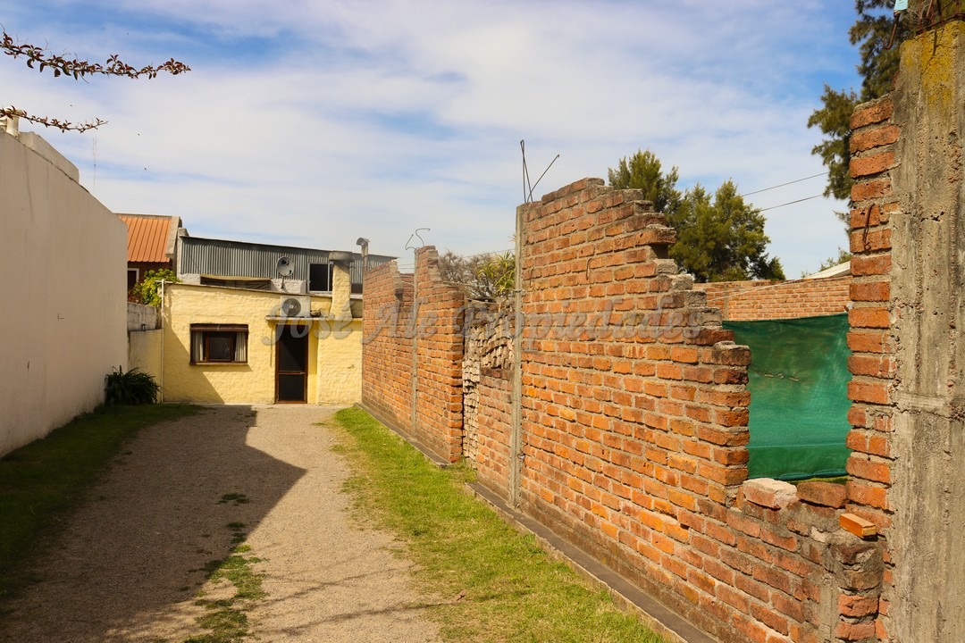 Imagen 2 de Muy linda y luminosa casa ubicada a pocas cuadras de la rambla costanera y próxima a todos los servicios.