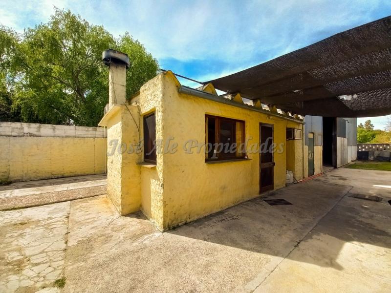 Muy linda y luminosa casa ubicada a pocas cuadras de la rambla costanera y próxima a todos los servicios.