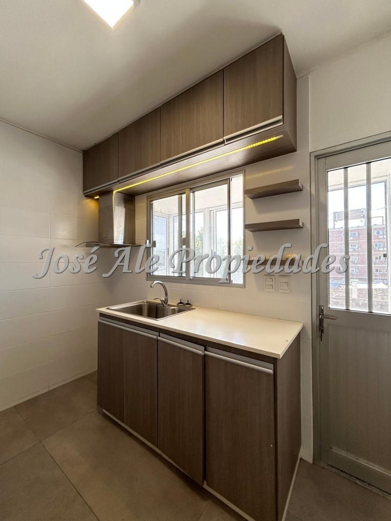 Hermoso apartamento de 3 dormitorios y 2 baños, ubicado en Avda. Principal de Colonia del Sacramento.