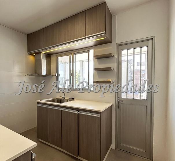 EN VENTA NUEVO PRECIO Hermoso apartamento de 3 dormitorios y 2 baños, ubicado en Avda. Principal de Colonia del Sacramento.