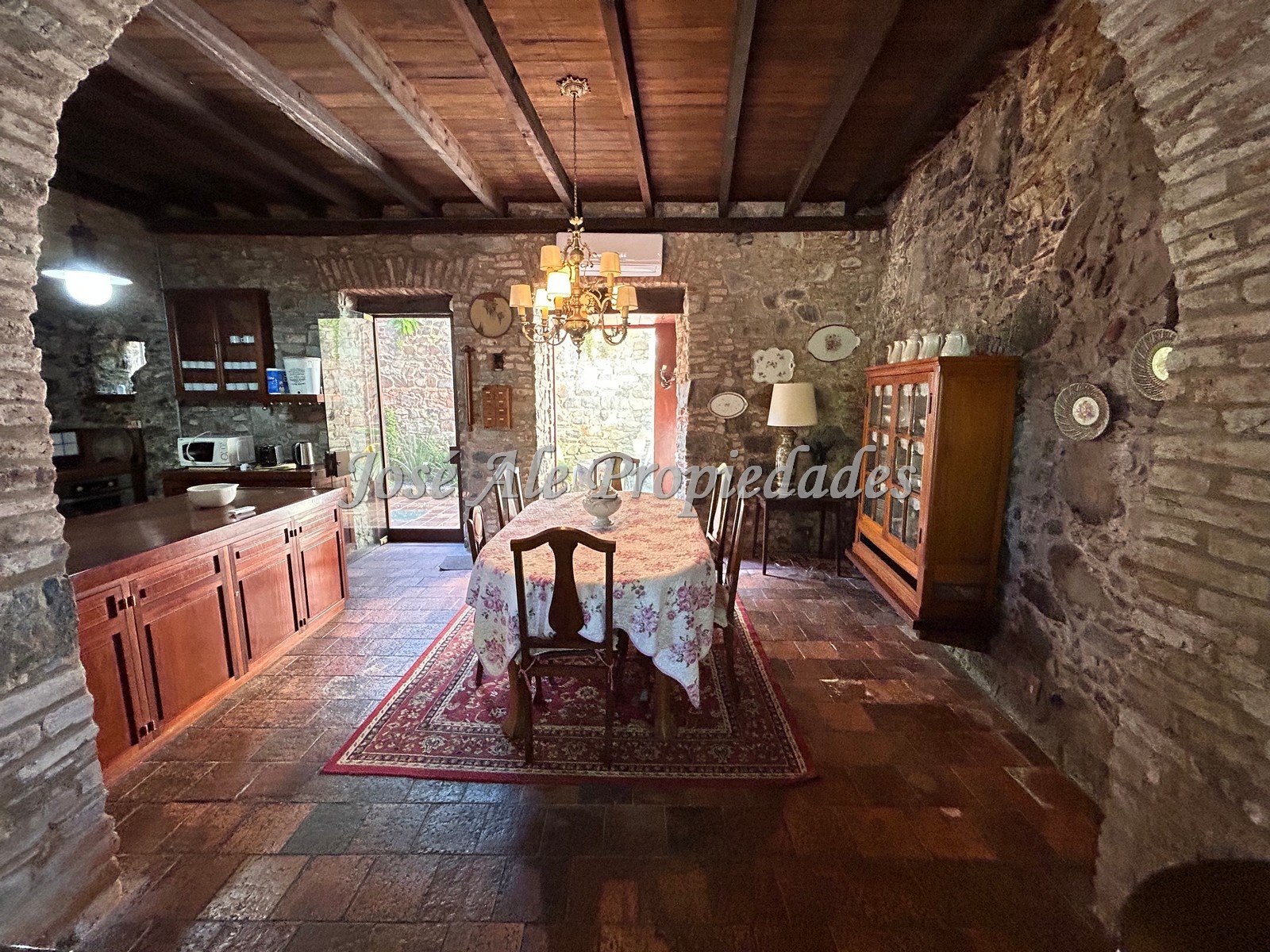 Imagen 5 de Propiedad amoblada con reciclaje arquitectónico con estilo colonial, Colonia.