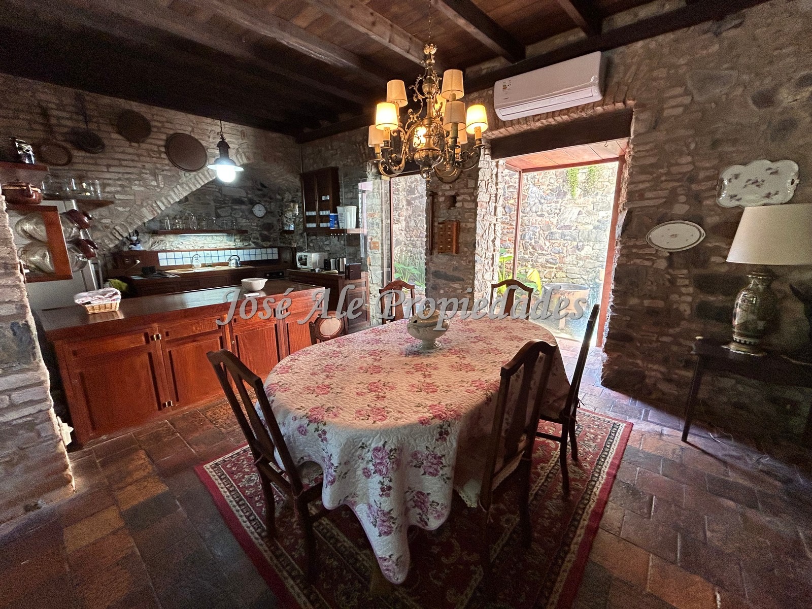 Imagen 4 de EN ALQUILER Propiedad amoblada con reciclaje arquitectónico con estilo colonial, Colonia.