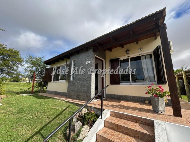Hermosa casa en perfecto estado de mantenimiento ubicada en el real de San Carlos, próxima a la renovada Plaza de Toros.