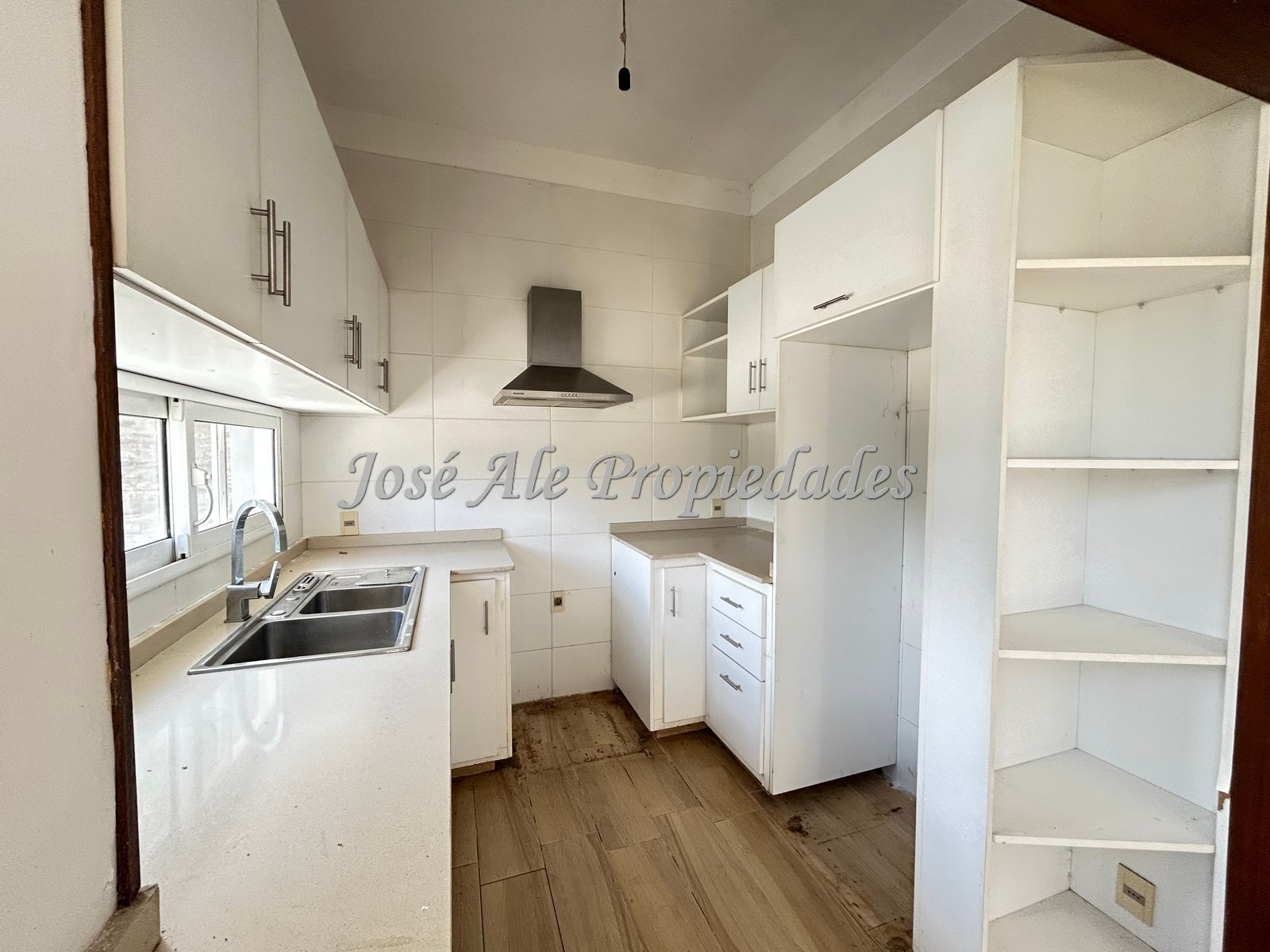 Imagen 7 de Propiedad de 3 dormitorios, ubicada próxima al centro de la ciudad, a metros de 2 avenidas, Colonia.