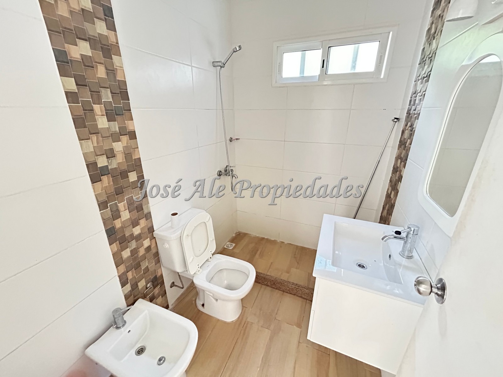 Imagen 9 de Propiedad de 3 dormitorios, ubicada próxima al centro de la ciudad, a metros de 2 avenidas, Colonia.