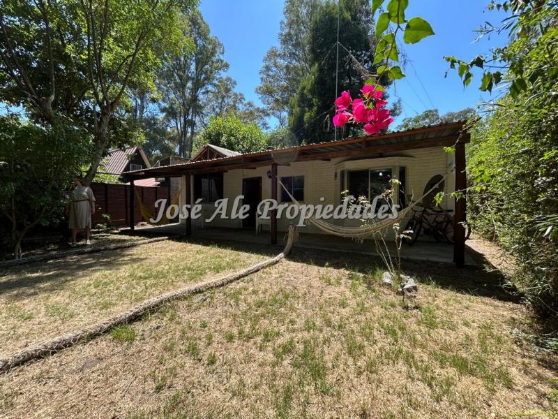 Pintoresca casa de 3 dormitorios en balneario El Ensueño, a 150m de la playa.