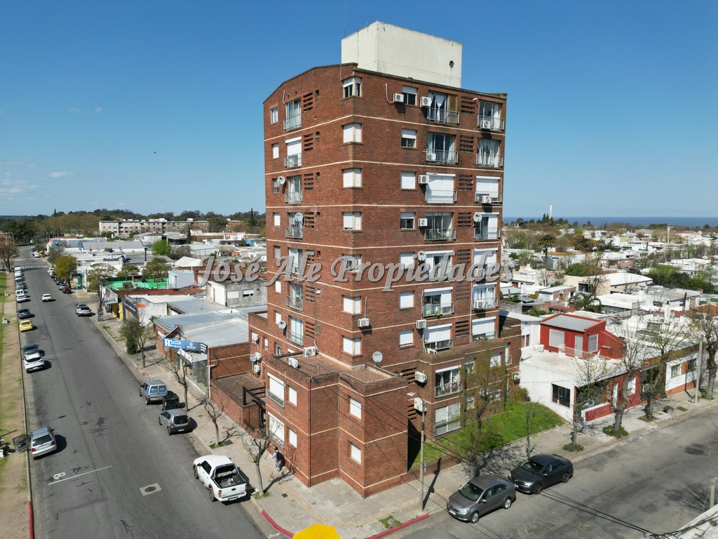 Imagen 1 de Apartamento de 3 dormitorios con magnifica vista a la ciudad tanto de día como de noche ubicado sobre Baltazar Brum, a 1 cuadra de la Rambla.
