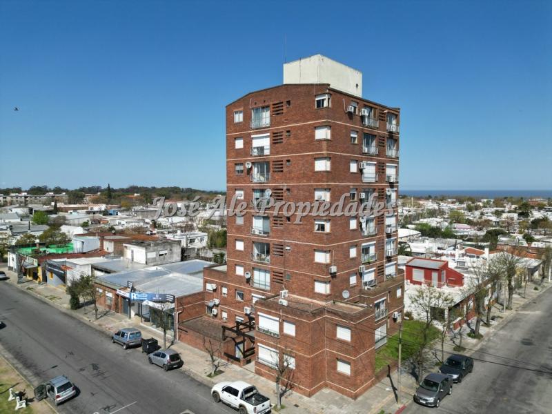 Apartamento de 3 dormitorios con magnifica vista a la ciudad tanto de día como de noche ubicado sobre Baltazar Brum, a 1 cuadra de la Rambla.