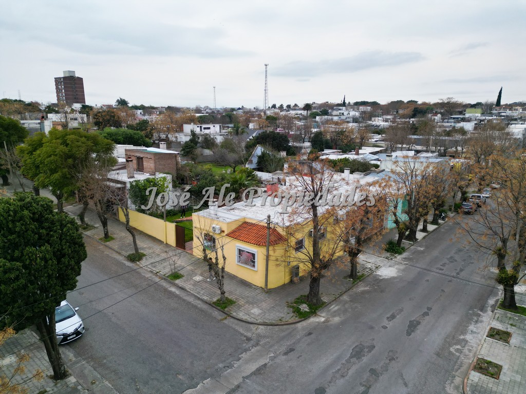Imagen 1 de EN VENTA Casa céntrica a 1 cuadra de Av Artigas, a pasos de todos los servicios.