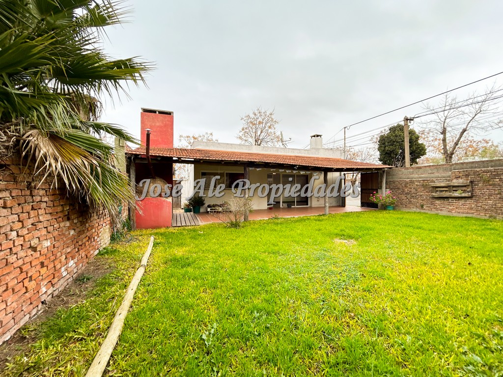 Imagen 10 de EN VENTA Casa céntrica a 1 cuadra de Av Artigas, a pasos de todos los servicios.