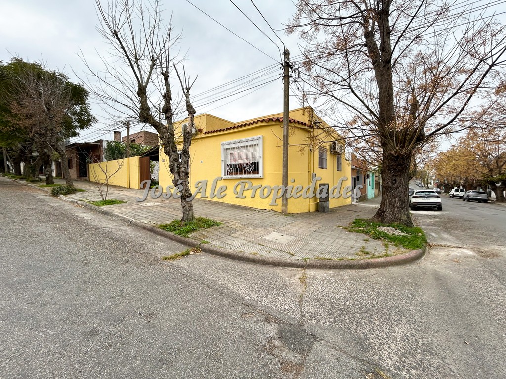 Imagen 2 de EN VENTA Casa céntrica a 1 cuadra de Av Artigas, a pasos de todos los servicios.