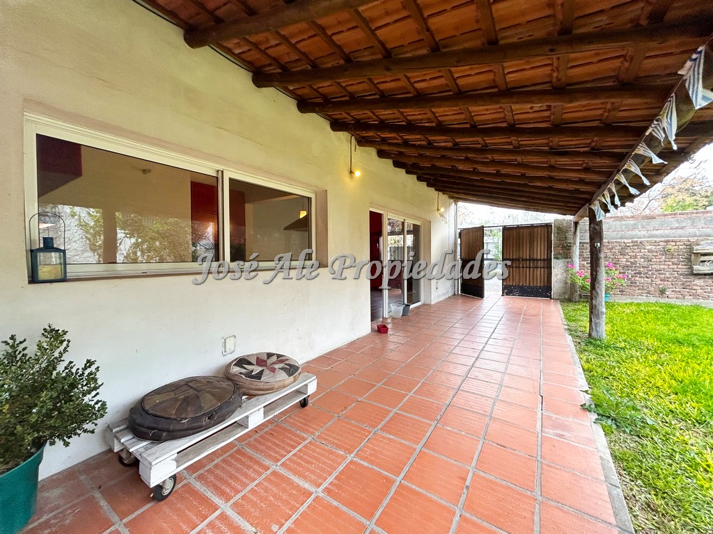 Imagen 8 de EN VENTA Casa céntrica a 1 cuadra de Av Artigas, a pasos de todos los servicios.