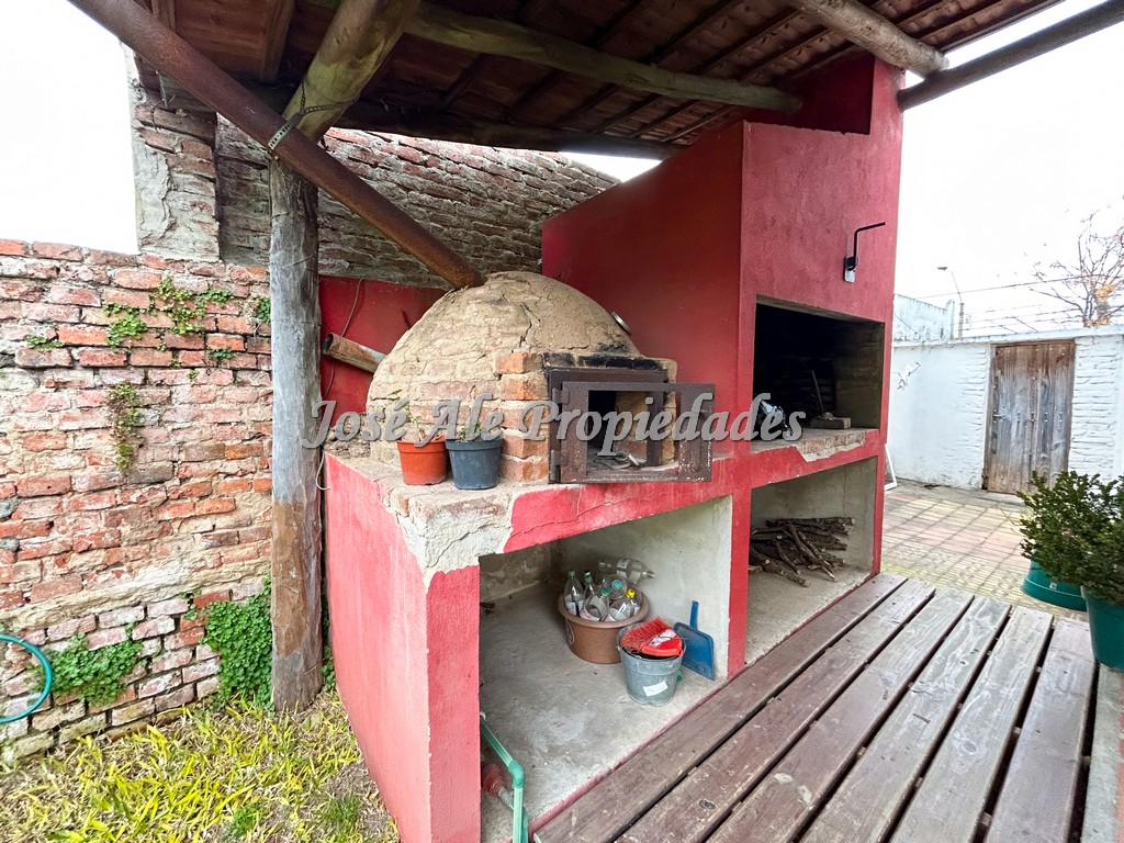 Imagen 9 de EN VENTA Casa céntrica a 1 cuadra de Av Artigas, a pasos de todos los servicios.
