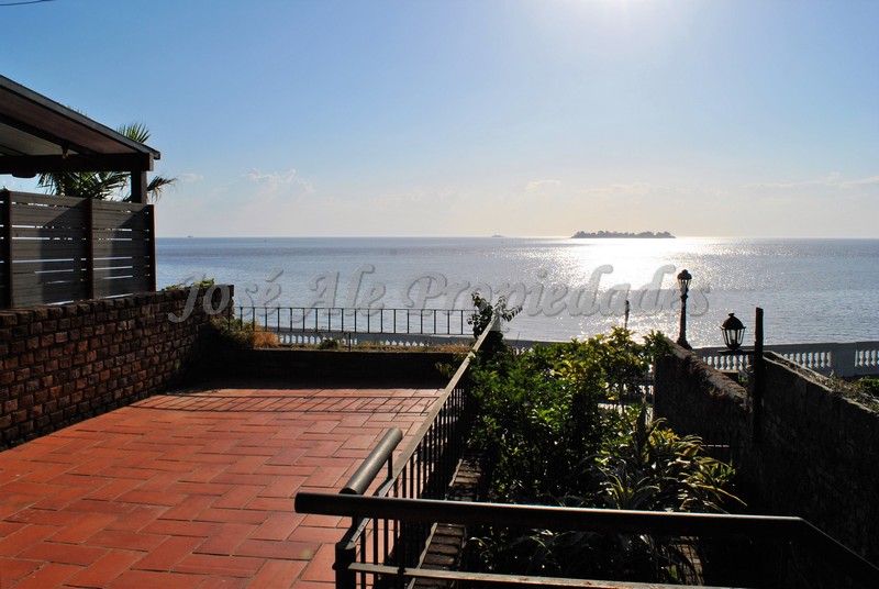 Imagen 3 de Espectacular propiedad reciclada ubicada en primera línea de la rambla del casco histórico.