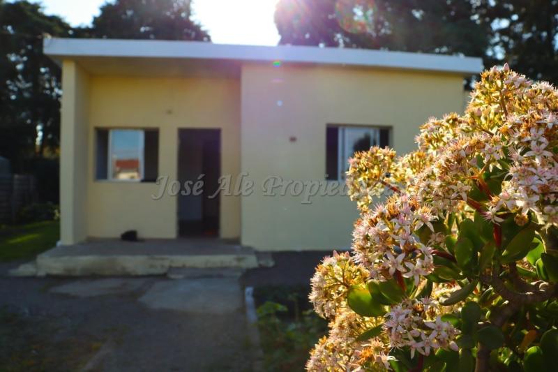 Casa en zona Plaza de Toros, a corta distancia de Rambla de Colonia y playas.