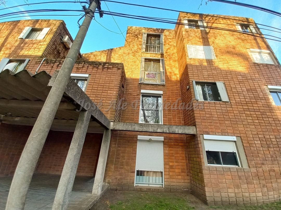 Imagen 1 de Hermoso departamento con 3 dormitorios a pasos del centro de colonia, a metros de terminal de ómnibus y puerto BQB.