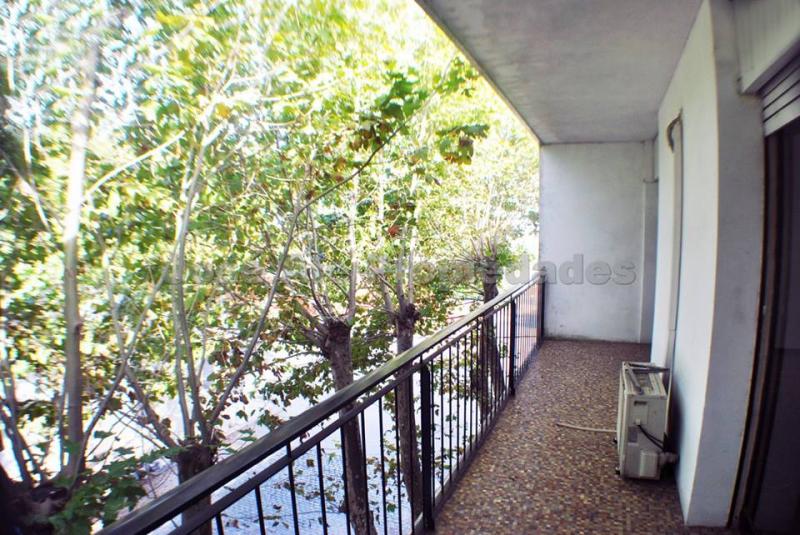 Estupendo Departamento a 100 m de Rambla y Playas de Colonia, se encuentra a pasos de todos los servicios y en excelente estado.