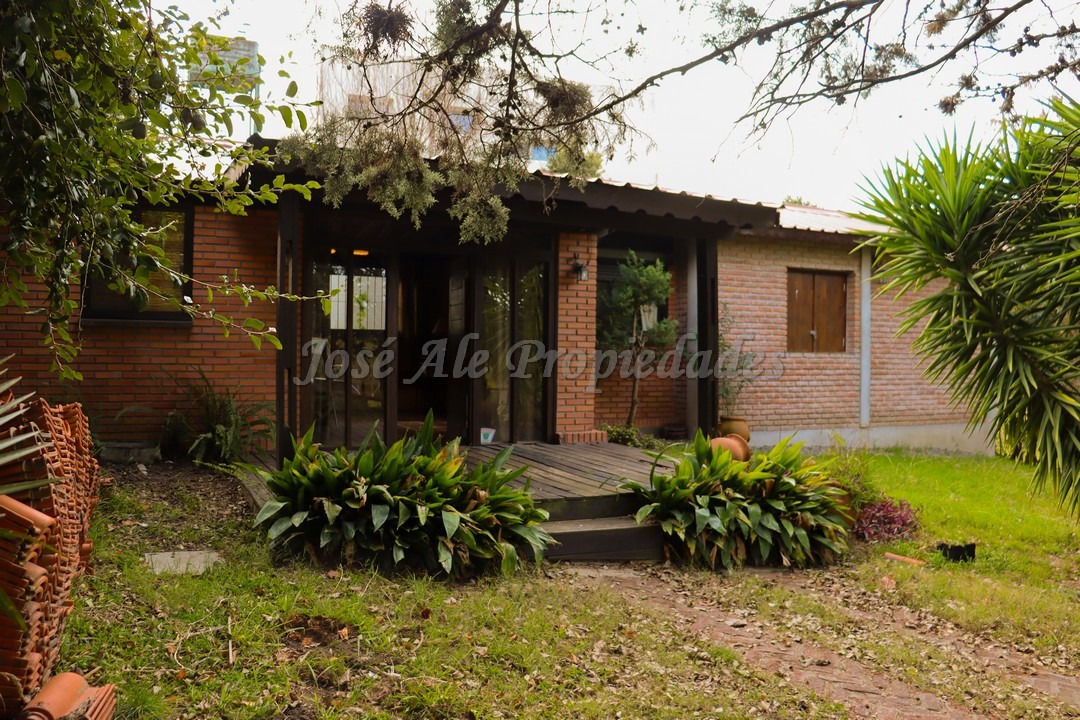 Imagen 2 de Hermosa y coqueta propiedad a solo metros de Rambla costanera, ubicada en zona residencial.