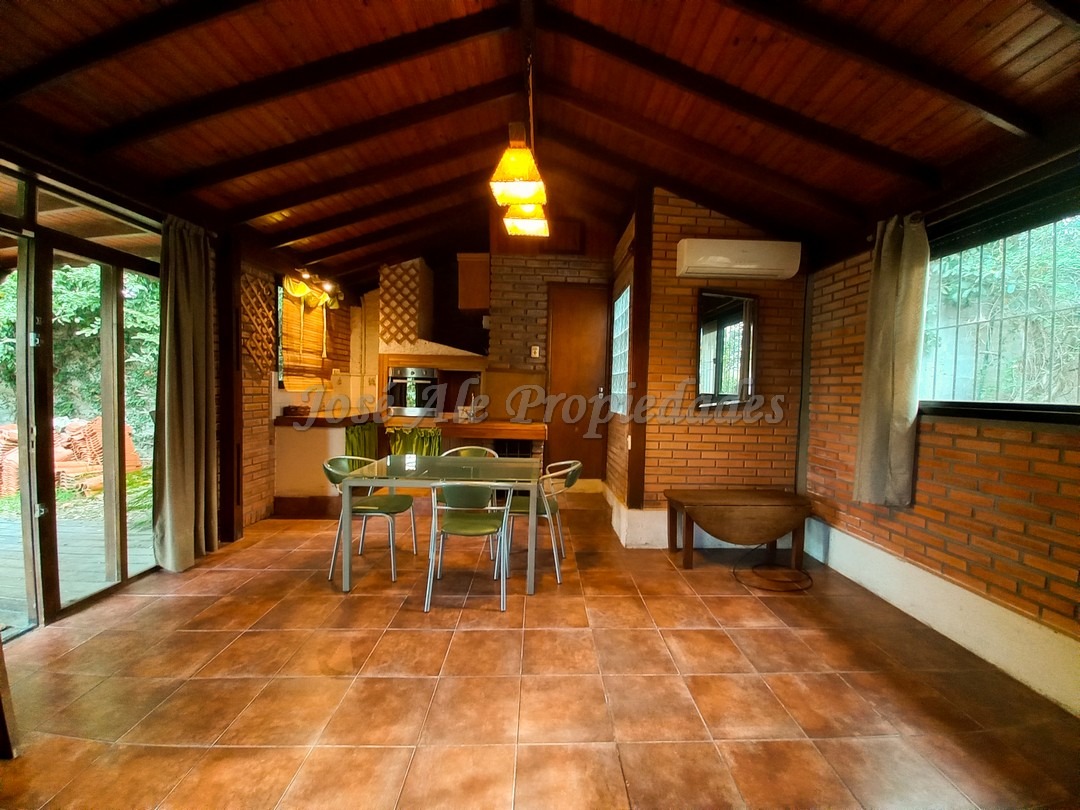 Imagen 4 de Hermosa y coqueta propiedad a solo metros de Rambla costanera, ubicada en zona residencial.