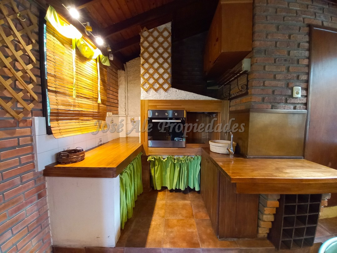 Imagen 6 de Hermosa y coqueta propiedad a solo metros de Rambla costanera, ubicada en zona residencial.