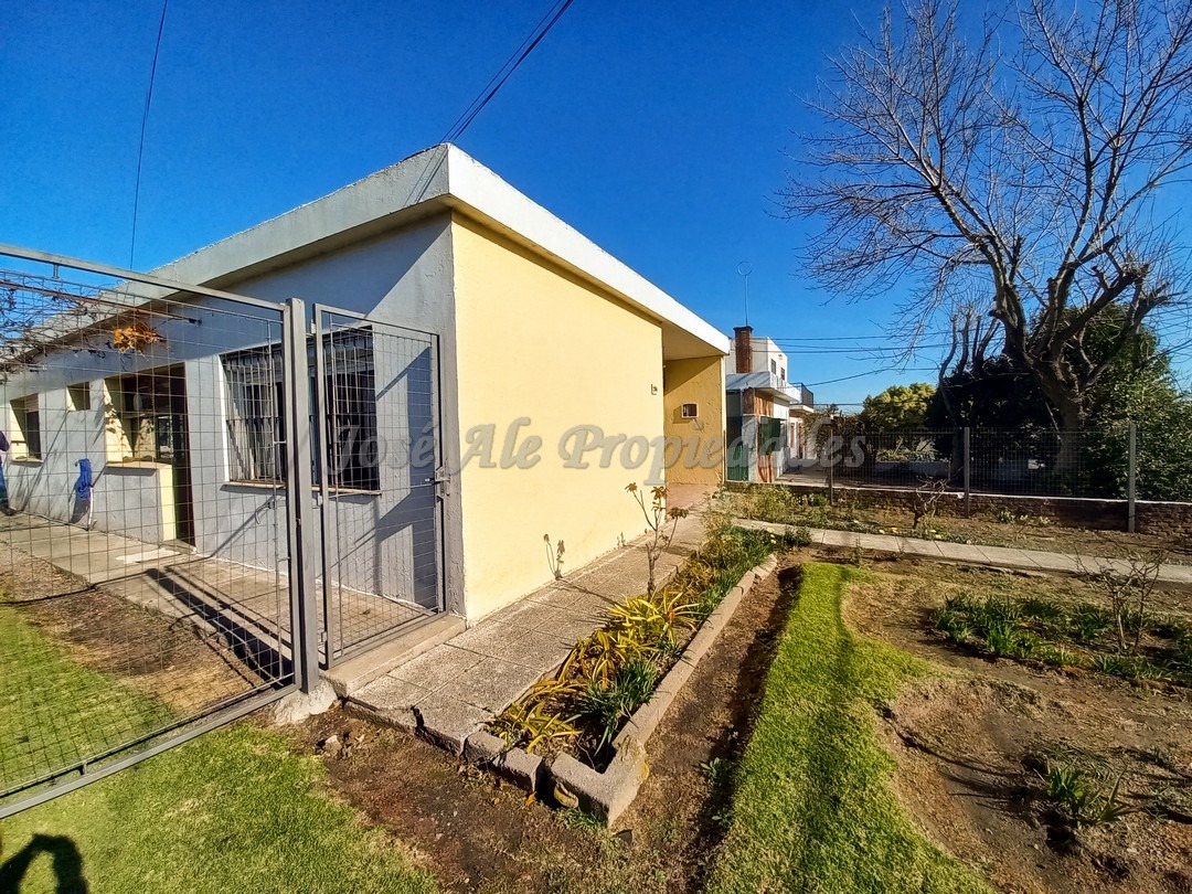 Imagen 2 de Confortable casa en amplio terreno ubicado  sobre calle Blanes Viales a pocos metros de rambla costanera.