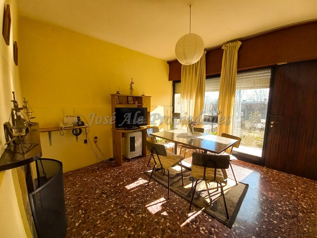 Imagen 5 de Confortable casa en amplio terreno ubicado  sobre calle Blanes Viales a pocos metros de rambla costanera.