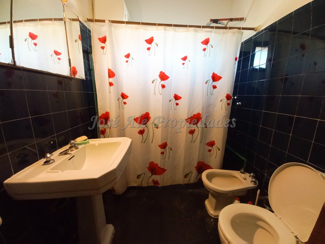 Imagen 8 de Confortable casa en amplio terreno ubicado  sobre calle Blanes Viales a pocos metros de rambla costanera.