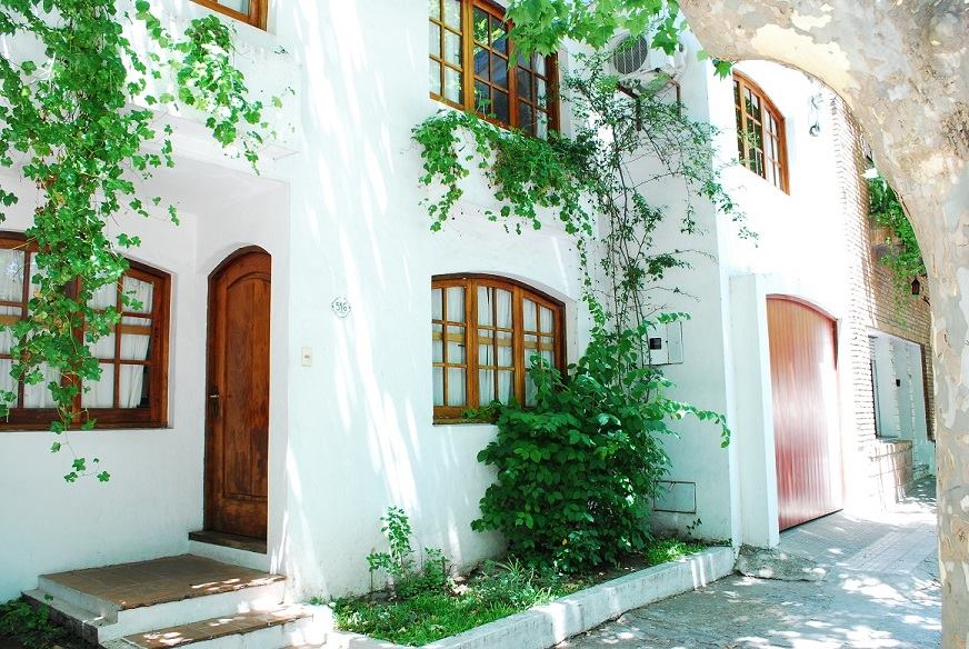 Imagen 1 de Hermosa Propiedad ubicada en pleno centro de Colonia del Sacramento, a pasos de todos los servicios y a corta distancia de Rambla Costanera.