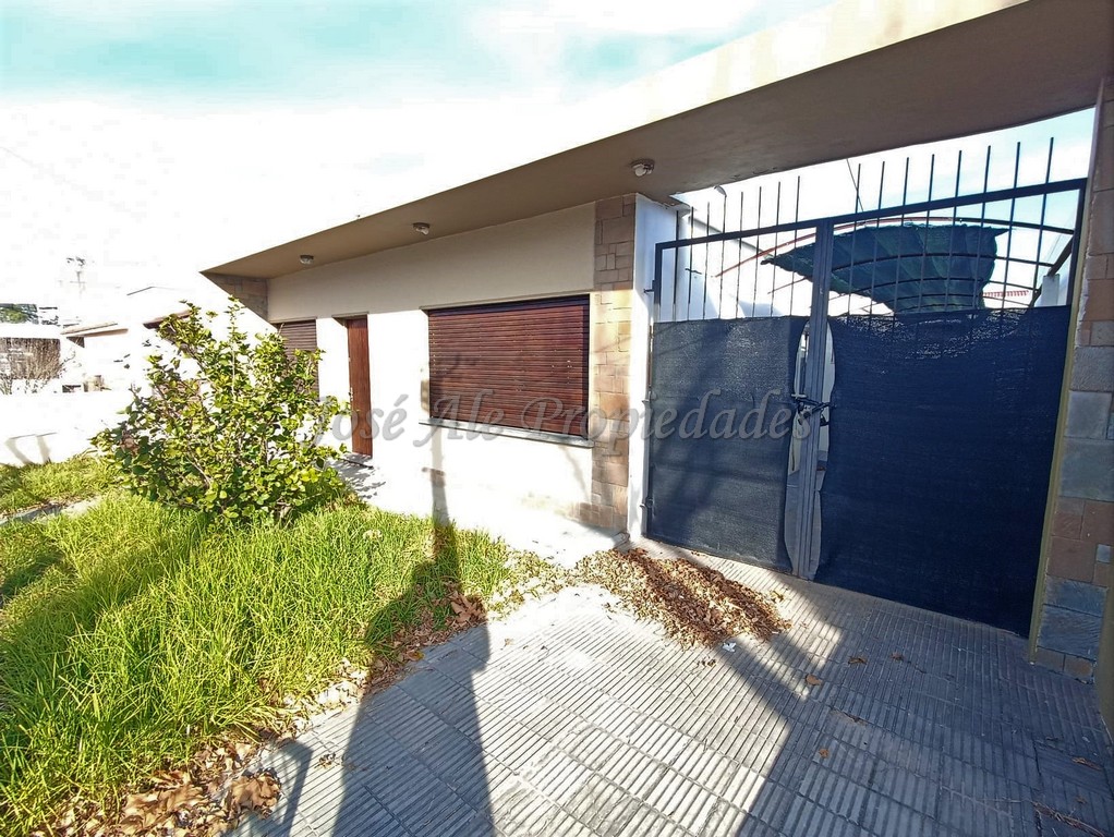 Imagen 1 de Hermosa casa ubicada en importante avenida, próxima a todos los servicios.